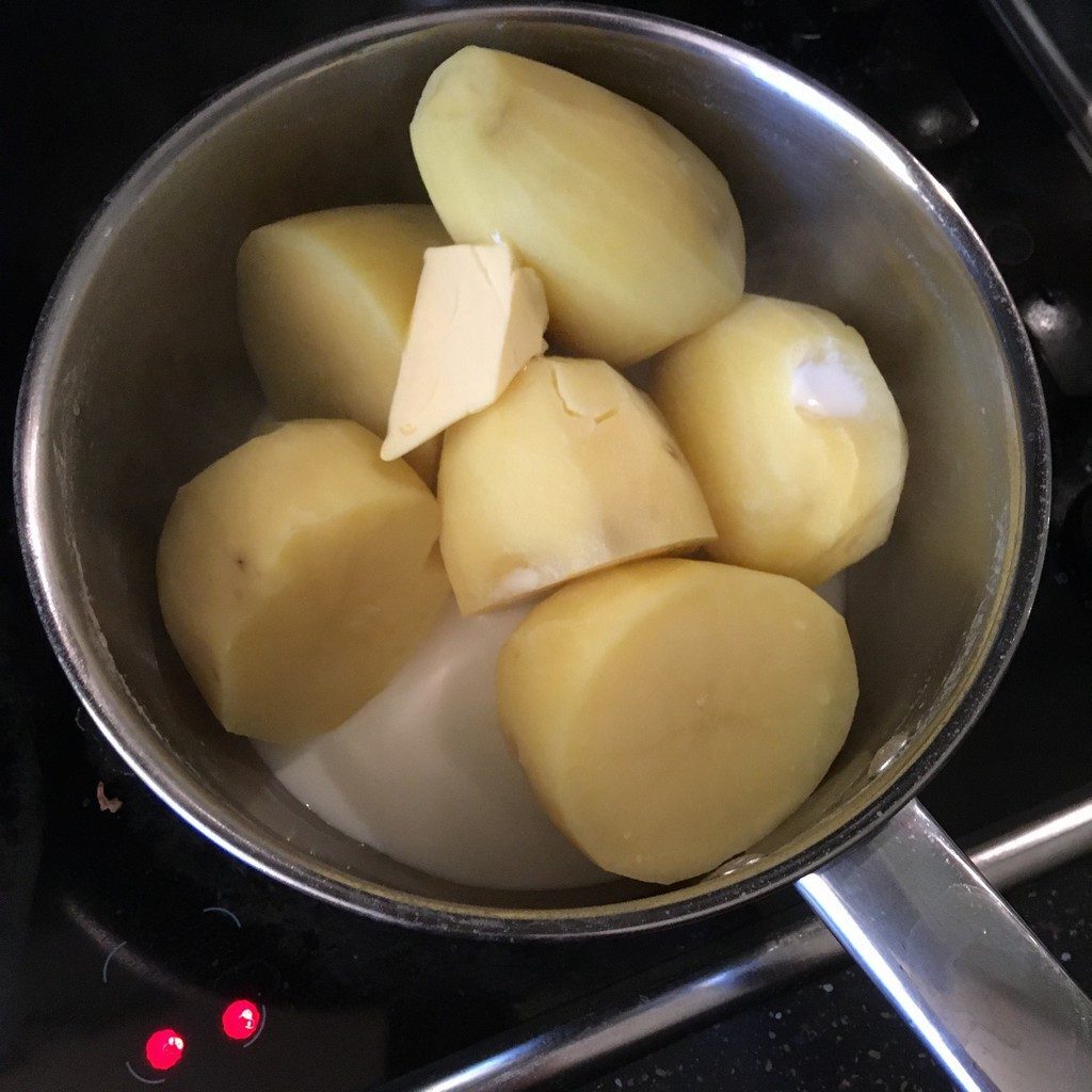 Картофельная запеканка с фаршем из говядины и соусом бешамель