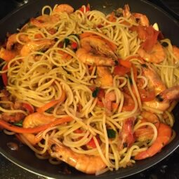 Спагетти с королевскими креветками и соусом терияки