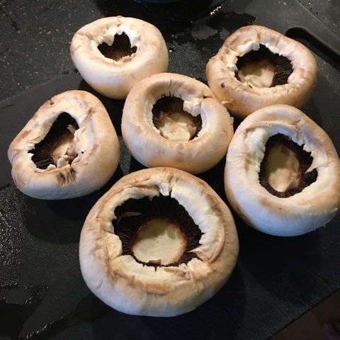 Фаршированные грибы с сыром и молодыми кабачками