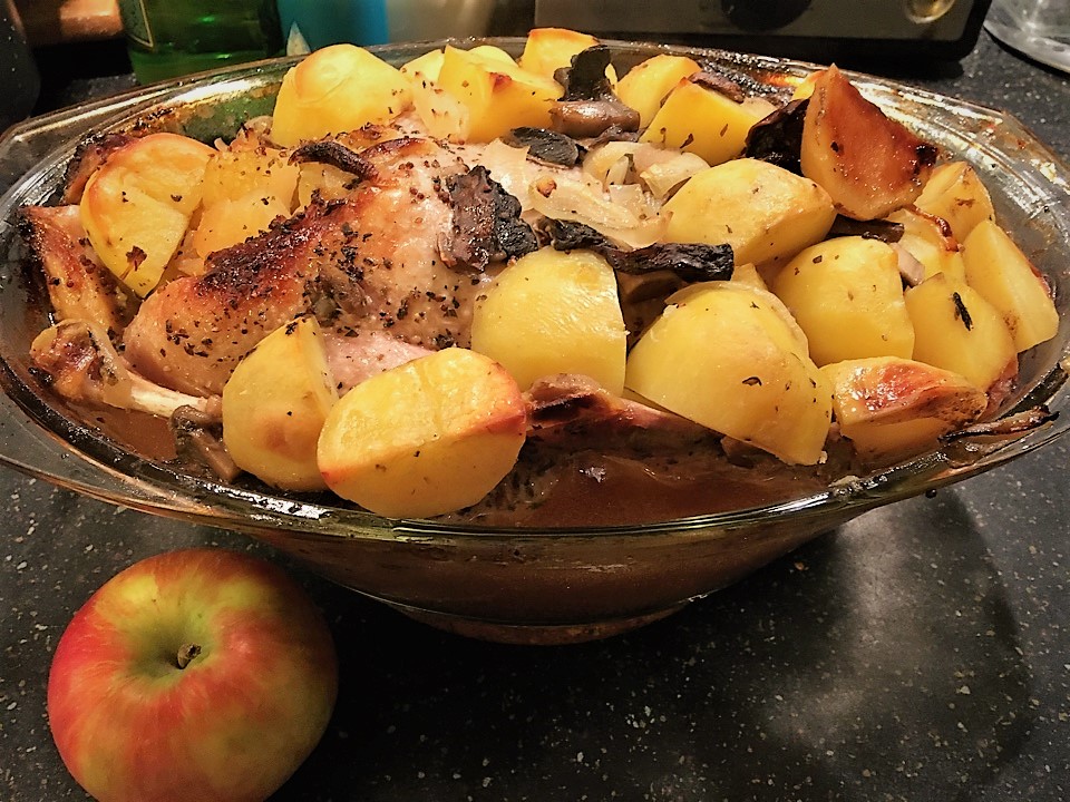 Утка фаршированная яблоками с картофелем и подберезовиками
