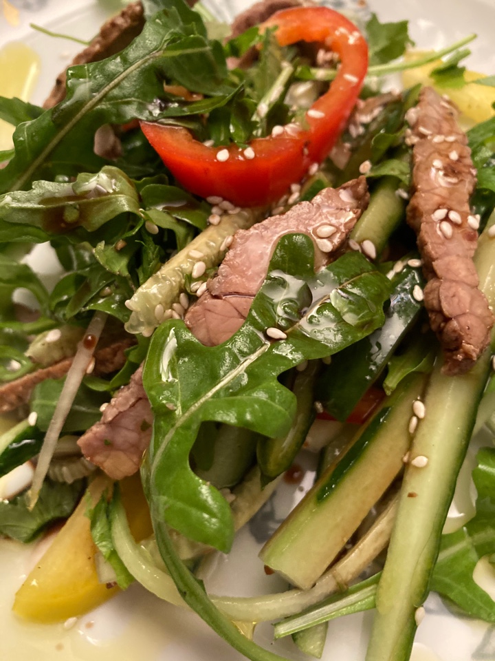 Салат из говядины с овощами и рукколой