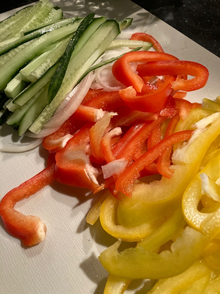 Салат из говядины с овощами и рукколой