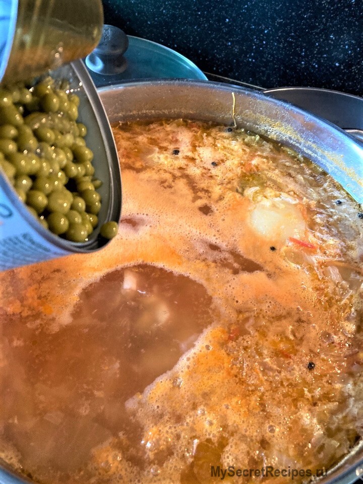Овощной суп с капустой и молодым зеленым горошком