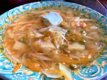 Овощной суп с капустой и молодым зеленым горошком